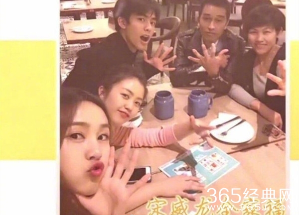 宋威龙全家福曝光 姐姐高颜值让人大呼基因好！