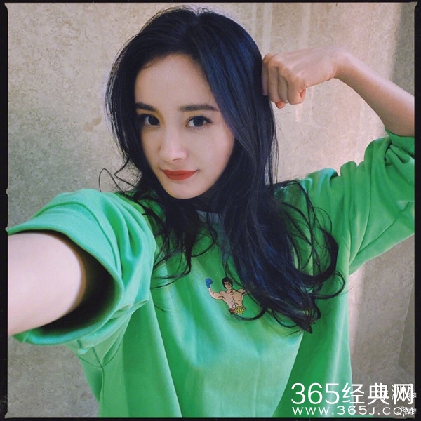 杨幂晒最新体重仅45.2kg 宅在家里还瘦了？
