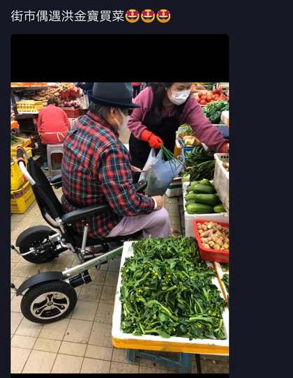 洪金宝坐轮椅戴口罩上街 独自一人菜场买菜