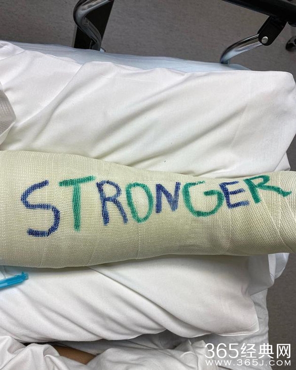 布兰妮跳舞到骨折紧急入院 打石膏不忘搞怪