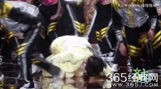 努力本人！张艺兴彩排头朝地摔倒坚持带伤彩排