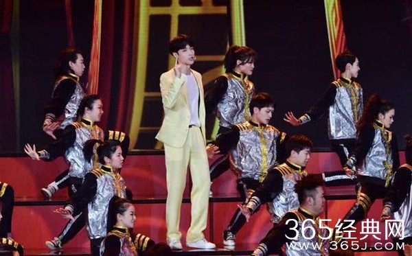 努力本人！张艺兴彩排头朝地摔倒坚持带伤彩排