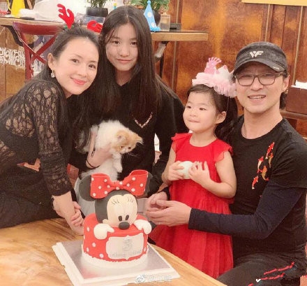 汪峰女儿小苹果自曝已快1米7 越来越像葛荟婕