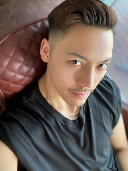 陈伟霆留胡子不失性感 宅家不忘陪小侄女玩耍