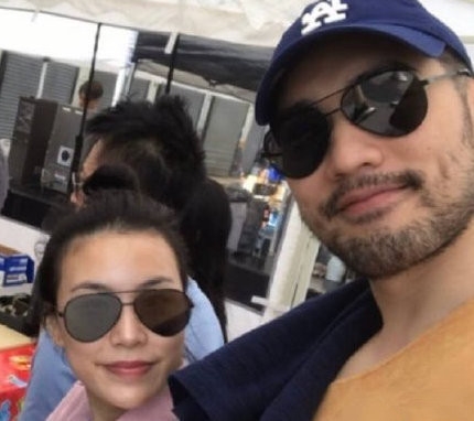 好友晒高以翔Bella合照 两人牵手对望