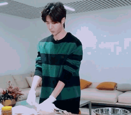 王一博给妈妈做柚子鸡 从一脸嫌弃到真香！