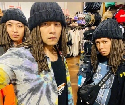 周杰伦脏脏辫自拍照疯传，粉丝根本不敢认