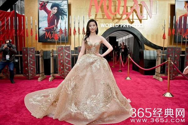 刘亦菲气场全开 面对外媒采访坦言作为亚裔非常骄傲