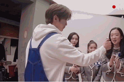 暖心制作人上线 蔡徐坤用打火机当蜡烛为学员庆生