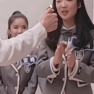 暖心制作人上线 蔡徐坤用打火机当蜡烛为学员庆生