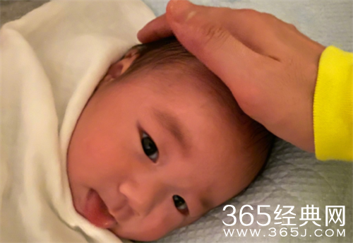 古巨基晒儿子正面照 大眼笑颜萌翻众网友！