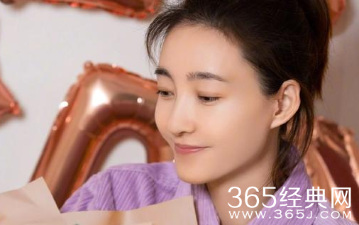 王丽坤晒生日照 粉色房间墙上“18”超亮眼！