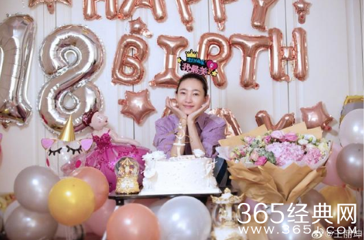 王丽坤晒生日照 粉色房间墙上“18”超亮眼！
