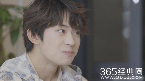 【明星动态大追踪】易烊千玺长胖十斤 被调侃看起来好慈祥