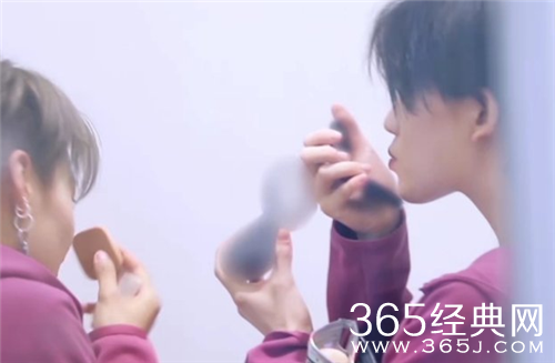 青春有你2最精致女孩竟然是她俩 刘雨昕陆柯燃补妆忙