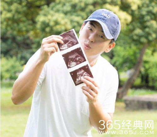 柯有伦当爸 晒与妻子同款白T手持B超图