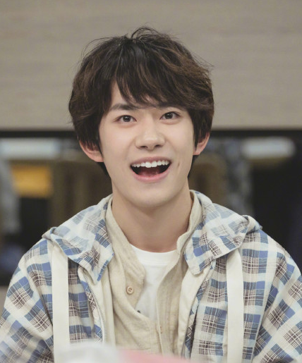 易烊千玺卷发造型清新上线 胖了十斤的脸更帅啦