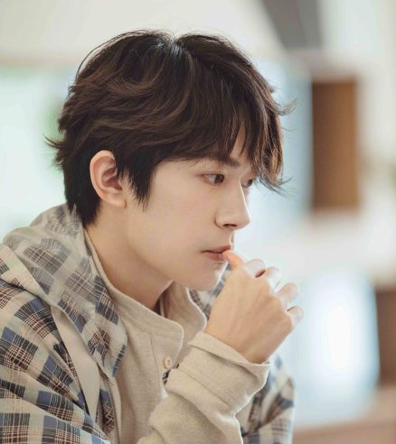 易烊千玺卷发造型清新上线 胖了十斤的脸更帅啦