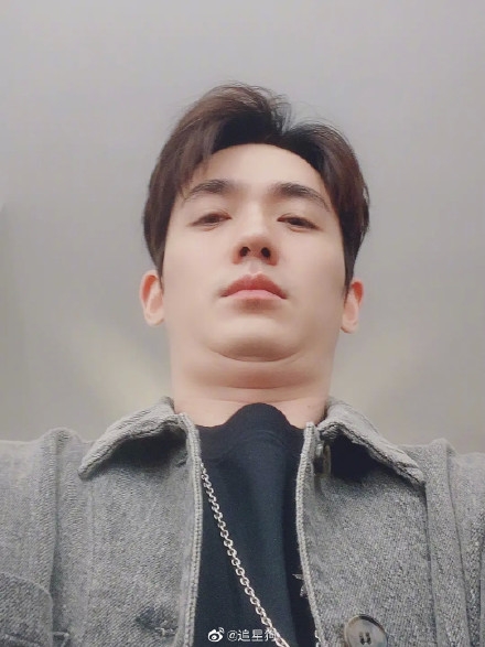 朱一龙自拍角度惊人，哥哥收收你的双下巴吧