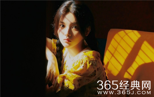 杨超越黄色碎花裙少女感十足 演绎真人版淡黄的长裙