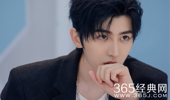 蔡徐坤让接机粉丝不要群聚 这才是正能量偶像