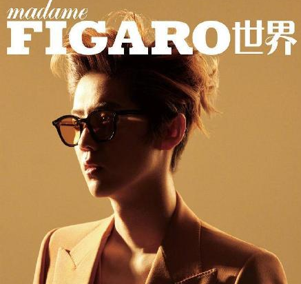 鹿晗深V西装侧颜撩人 一起来看帅哥！