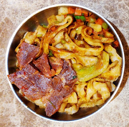 白宇30岁生日蛋糕造型别致 还以为真是碗宽面