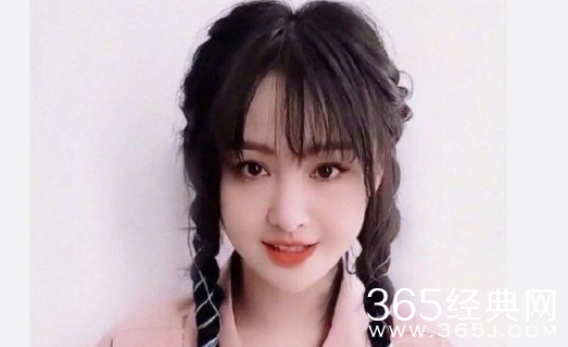 郑爽麻花辫造型上热搜 肉肉的脸颊造型很甜美