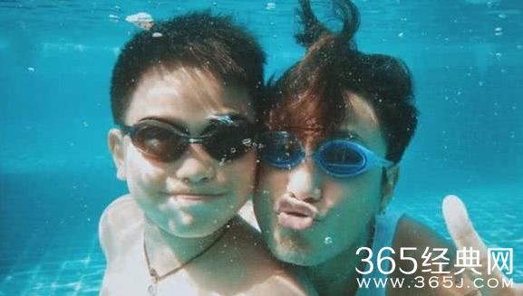 陈坤晒与儿子合照 父子俩穿同款西装帅气十足