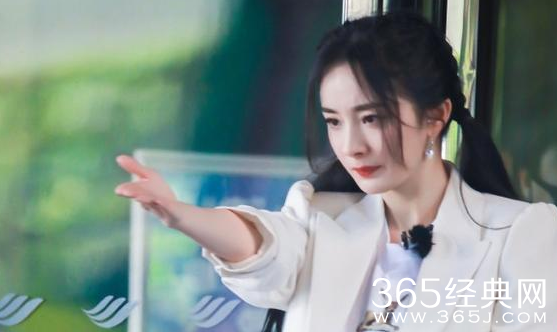 杨幂扎双马尾似少女 西装外套清新干练