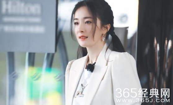 杨幂扎双马尾似少女 西装外套清新干练