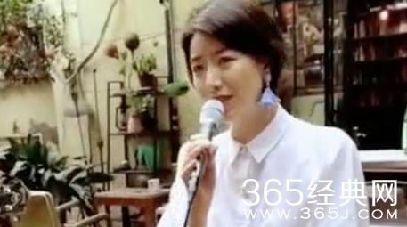 李亚鹏女友酒吧唱歌 歌声动听气质动人