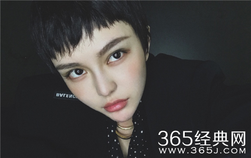 周扬青短发造型帅气随性 疑似斩断情丝告别过去？