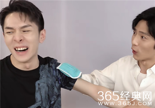 井柏然李佳琦直播讨论搓澡 南方人打开新世界大门