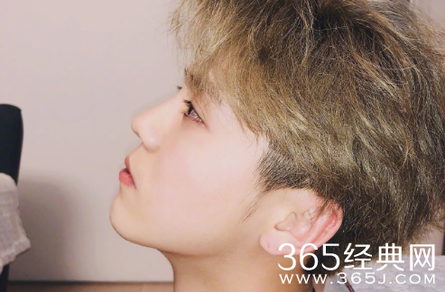 关晓彤为鹿晗庆生 一鹿彤行生日快乐！