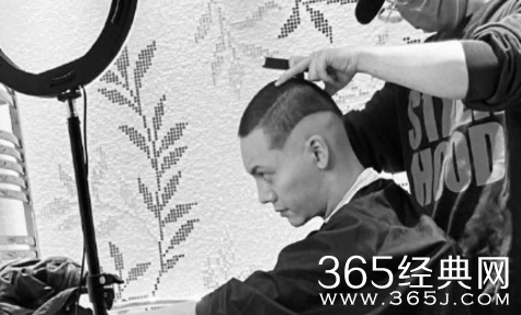 陈伟霆剃头 果然光头才是检验帅哥的标准啊