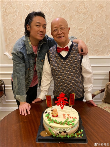 潘粤明为父祝寿 二人搭肩场面温馨