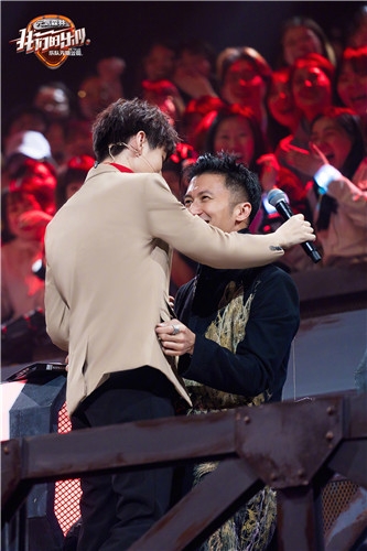 我们的乐队剧照曝光 王俊凯壁咚谢霆锋霸气十足