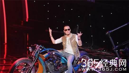 杨坤直播讨论罗志祥 称艺人行为要为粉丝考虑