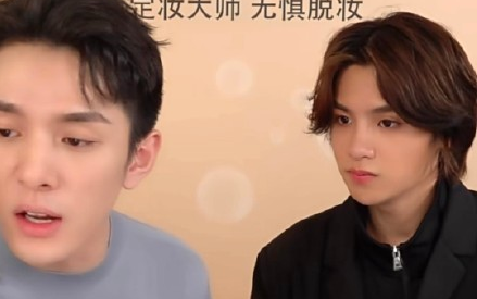 黄明昊李佳琦直播 帅气男孩在线直播撸狗