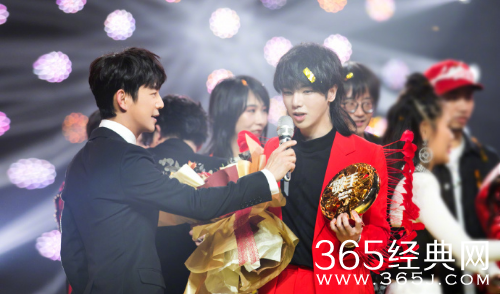 宝藏综艺盘点：歌手2020收官之夜 何炅临场发挥引来网友点赞