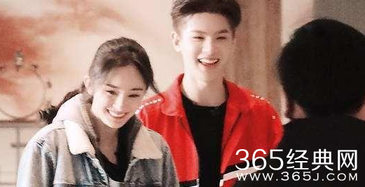 黄明昊直播夸杨幂 温柔年轻漂亮的姐姐谁不爱呢？