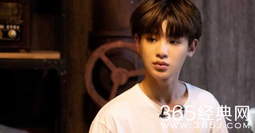 黄明昊直播夸杨幂 温柔年轻漂亮的姐姐谁不爱呢？