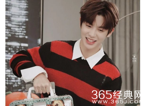 黄明昊李佳琦直播 帅气男孩在线直播撸狗