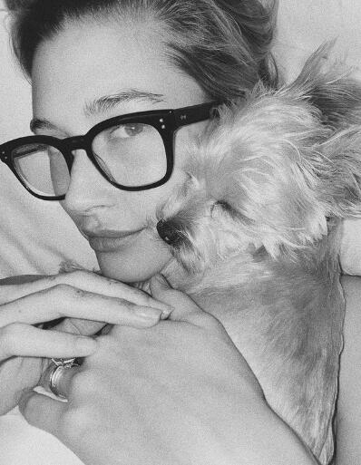 贾斯汀比伯晒海莉与狗狗 深情表白：我的家人们