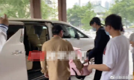 唐艺昕产女 夫妻医院门口派发红包分外开心