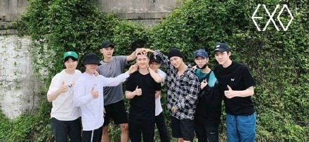 EXO队长金俊勉正式入伍 成员现身送行摸头杀