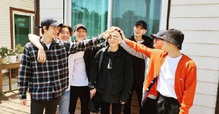 EXO队长金俊勉正式入伍 成员现身送行摸头杀