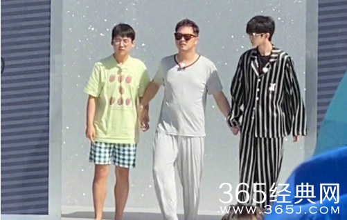 蔡徐坤睡衣走秀 新一轮跑男开启录制