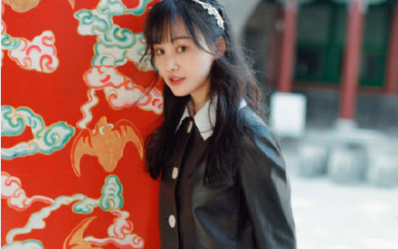 郑爽坐路边自拍 人字拖造型很接地气